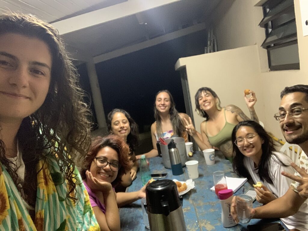 Nossa última noite no parque estadual da Ilha Anchieta - a turma 5 do projeto Mergulhando na Conservação, completa! Da esquerda para a direita: Gabi, Yoshi, Iara, Amanda, Arielly, Carol, Lucas